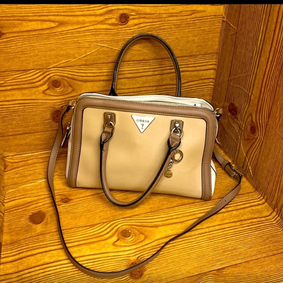 Guess ORIGINAL- FAUX-LEATHER SATCHEL GUESS BAG NGN 25000 immaculately EUC 💯🔥🔥 - Picture 7 of 15